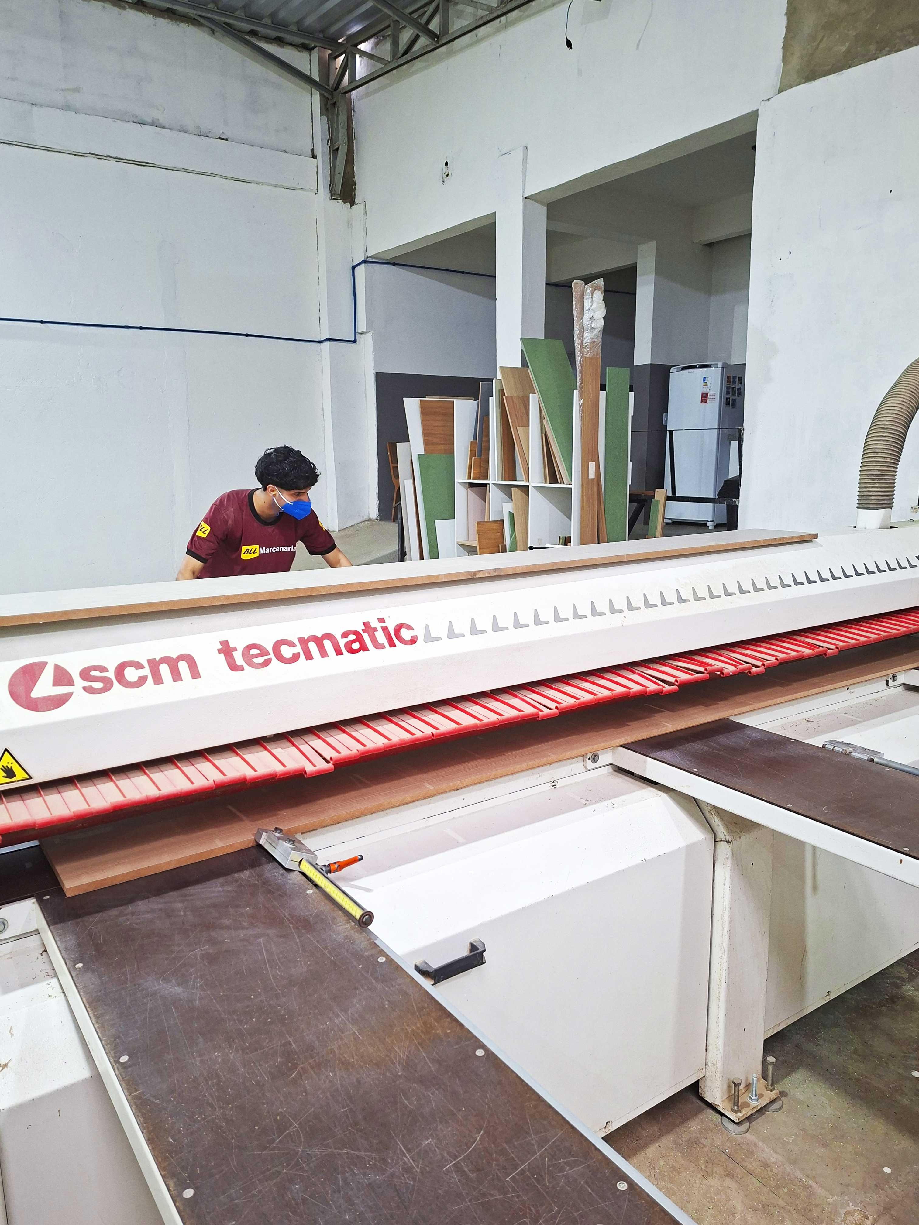 Etapa de corte em produção da BLL Marcenaria
